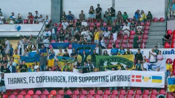 «Дякуємо за підтримку України»: фани Полісся зворушливо звернулися до данських трибун у Копенгагені