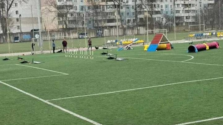 Новий скандал зі «старою‎» базою Чорноморця: «‎Доводиться обводити і собаче лайно»