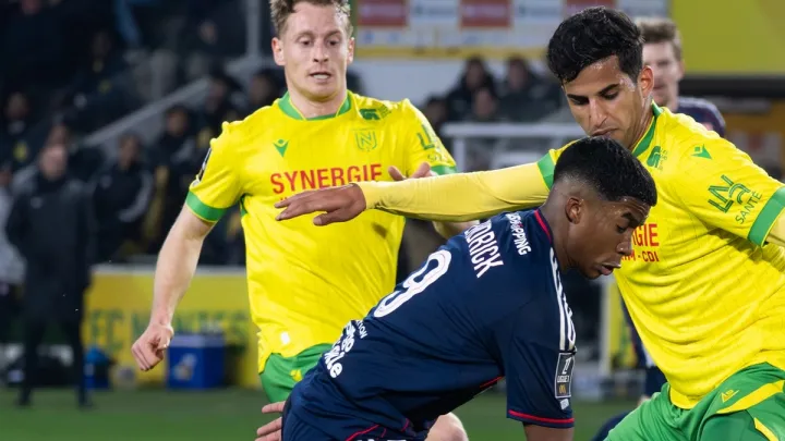 Зірковий конкурент Яремчука отримав червону картку в матчі Ліона у Лізі 1: шлях для дебюту українця відкритий