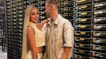 Спочатку прикривав декольте, а зараз освідчився: відомий гравець з УПЛ зробив пропозицію своїй дівчині