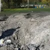 Воронка посеред газону та зруйновані ворота: наслідки російської атаки на стадіон українського клубу