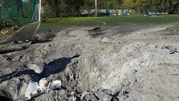 Воронка посеред газону та зруйновані ворота: наслідки російської атаки на стадіон українського клубу