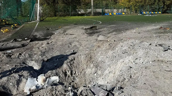 Воронка посеред газону та зруйновані ворота: наслідки російської атаки на стадіон українського клубу