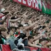 Фанам Легії заборонили проносити на матч з Шахтарем провокаційний банер: це поляків не спинило