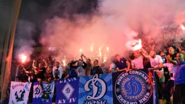 Стадіон «Динамо» імені Лобановського у вогні: фани запалили на арені перед матчем Динамо та Шахтаря