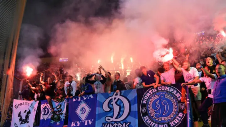 Стадіон «Динамо» імені Лобановського у вогні: фани запалили на арені перед матчем Динамо та Шахтаря