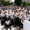 Королівські урочистості в столиці Іспанії: тисячі вболівальників вітали Луніна і Ко – фото українця з трофеєм