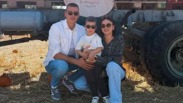 Луніни вже готові до святкування Нового року: голкіпер Реала та його дружина позують біля ялинки