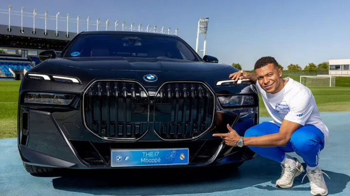 Мбаппе отримав новий BMW, але зірковому одноклубнику Луніна не дозволено ним керувати: відома причина