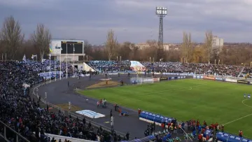Тут грали Динамо, Дніпро та збірна України, а зараз росте бур'ян: шокуючі кадри легендарної арени «Метеор‎»