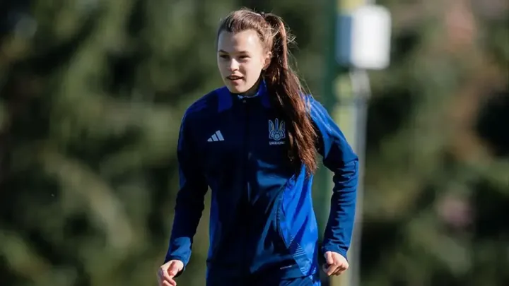 Колишній футболіст і батько зірки збірної України кинув пляшку з трибуни в гравця: момент потрапив на відео