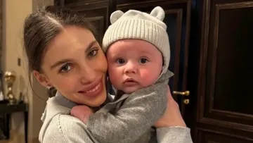 Донька Суркіса показала миле фото з сином від захисника Динамо: «‎Ось так Саша вітав вранці бабусю»