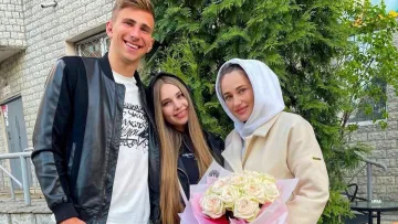 Теща Іллі Забарного зачарувала Париж: 40-річна Юлія Леус показала стильні фото з французької столиці