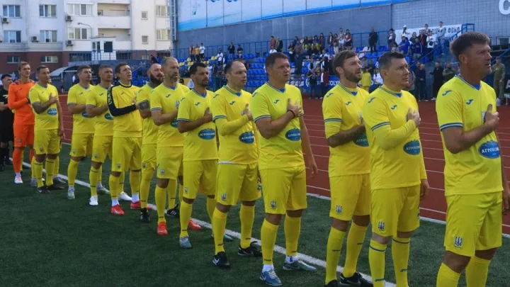 Максимов, Бєлік та інші легенди УПЛ зіграли в матчі з десятьма голами: футболістам протистояли воїни ЗСУ
