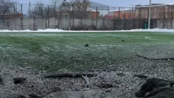 Терористичний акт: Ворскла показала, як виглядає поле стадіону на Полтавщині після російської атаки