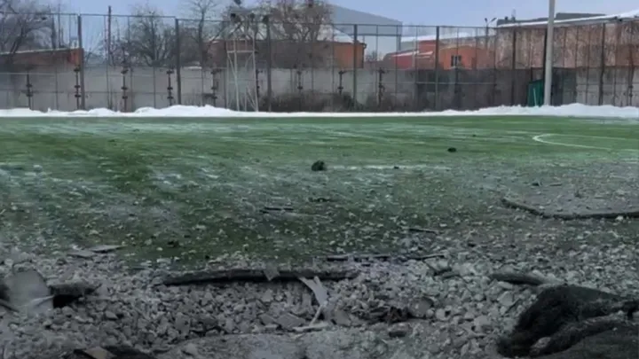 Терористичний акт: Ворскла показала, як виглядає поле стадіону на Полтавщині після російської атаки