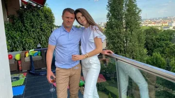 «Дуже мрію повернутися»: дружина Реброва показала фото шикарного будинку українського тренера під Києвом