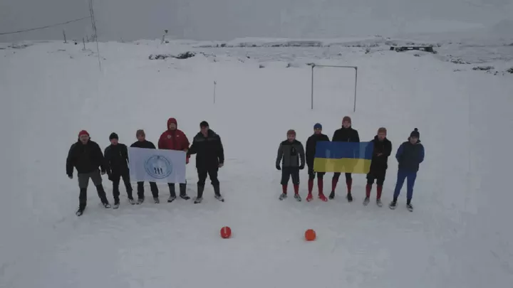 Підтримка України із Антарктиди: учасники експедиції опублікували фото перед матчами відбору на Євро-2024