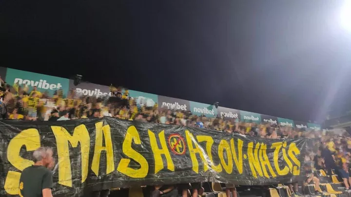 «Знищити нацистів із Азова»: фанати Аріса розмістили на трибунах під час матчу з Динамо скандальний банер – фото