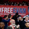 Фанати Арсеналу вивісили банер: вболівальники підтримали журналіста, затриманого в росії