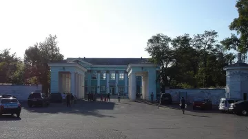 Стадіон «Азовсталь» після приходу Росії: журналіст показав відео зруйнованої арени у Маріуполі