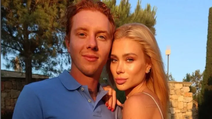 «‎Гімнастка на пенсії»: обраниця захисника збірної України показала, як проводить вільний час