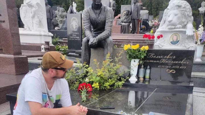 «Побачимось у тому житті»: Мілевський прийшов на цвинтар і звернувся до легендарного Белькевича