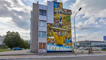 В Харкові не фанатіють від Ярославського: біля стадіону зафарбували стінопис з зображенням президента клубу