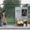 Замість чагарників тепер футбольне поле: батьки загиблого бойового медика вшанували пам'ять сина