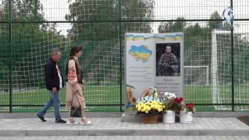 Замість чагарників тепер футбольне поле: батьки загиблого бойового медика вшанували пам'ять сина