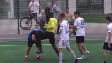 Божевілля у Росії: футболісти з країни-агресора побили арбітра прямо посеред матчу