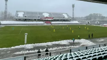 Скандальний арбітр сконфузився у Першій лізі: 12 футболістів Карпат вийшли на поле проти Прикарпаття