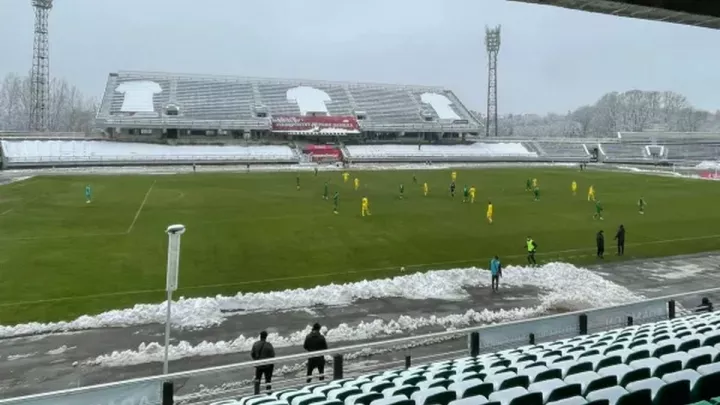 Скандальний арбітр сконфузився у Першій лізі: 12 футболістів Карпат вийшли на поле проти Прикарпаття