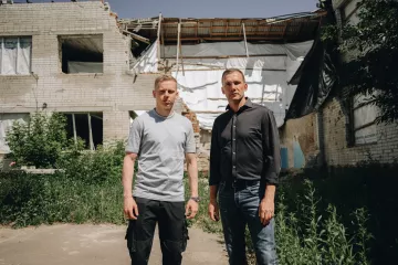Шевченко та Зінченко побували на деокупованій території: футболісти відвідали понівечений Чернігів