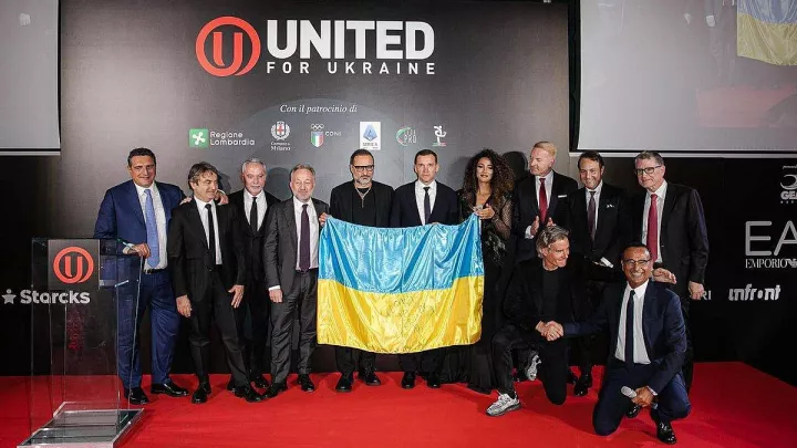 Шевченко продав прапор України з підписом Зеленського: гроші підуть на відновлення стадіону в Ірпені