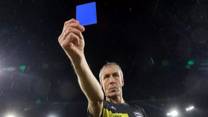 Революція у футболі: судді будуть показувати не тільки жовту та червону картки – подробиці