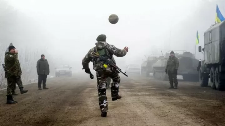 Такі розваги на фронті: відео гри у футбол українських військових у повному спорядженні у зоні бойових дій