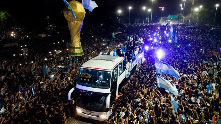 Екс-гравець Металіста здивував шаленим вчинком, святкуючи перемогу збірної Аргентини: кинув купу грошей фанатам