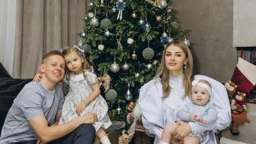 З доньками біля чудової ялинки: Зінченко та його дружина показали, як вони зустріли Новий рік