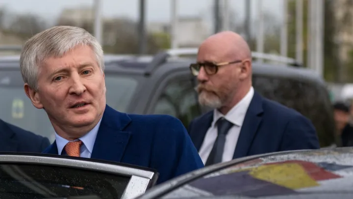 Прихована броня від кілерів президента Шахтаря: скільки коштують куленепробивні парасоля і портфель Ахметова