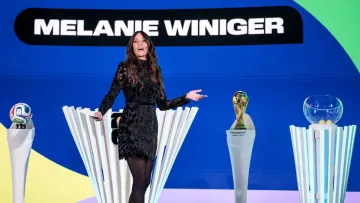 Хто ця фатальна красуня? Міс Швейцарія підкорила жеребкування плейоф відбору на ЧС-2026 для України та інших