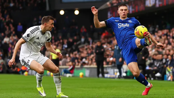 Миколенко забив гол у свої ворота у матчі з Фулхемом: відео прикрого моменту із захисником Евертона