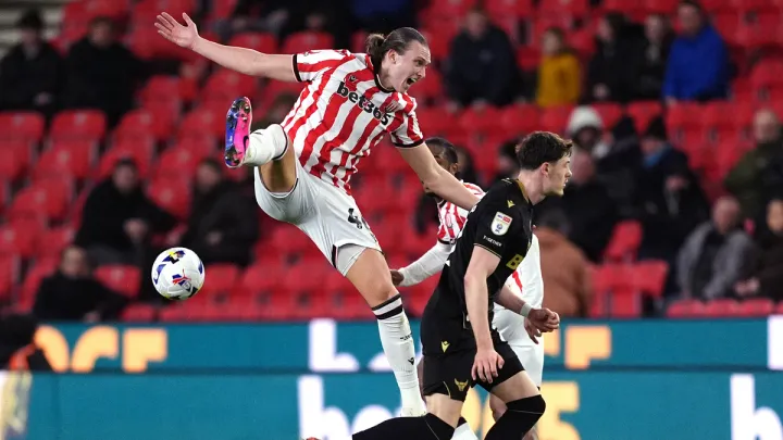 «У розрив між ними можна було проїхати автобусом»: наставник Сток Сіті розібрав гру Таловєрова з Іпсвічем