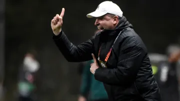 Вернидуб провів перше тренування у Нефтчі: український головний тренер не стояв осторонь і бігав разом з усіма