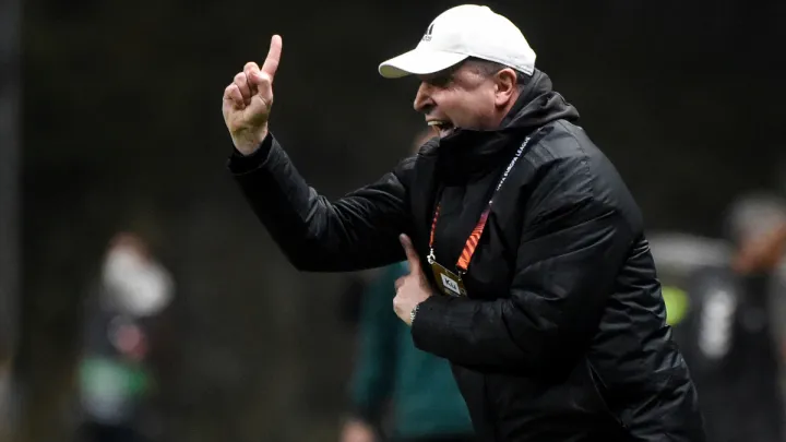 Вернидуб провів перше тренування у Нефтчі: український головний тренер не стояв осторонь і бігав разом з усіма