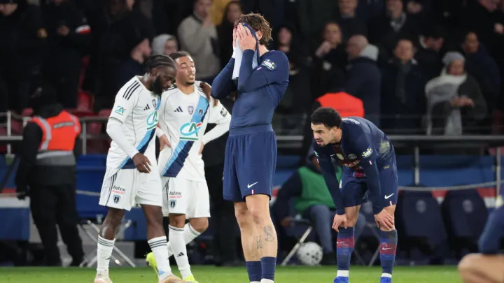 «Нехай ніколи не виходить на газон «Парк де Пренс»: фани ПСЖ рознесли Забарного після вильоту з Кубка Франції