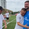 Селезньов, Алієв і Кополовець міряються, у кого найкращий прес: відео з легендами Шахтаря, Динамо і Карпат