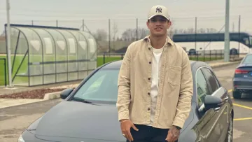 На якому автомобілі їздить форвард Динамо? «Забутий» гравець киян розкрив його машину