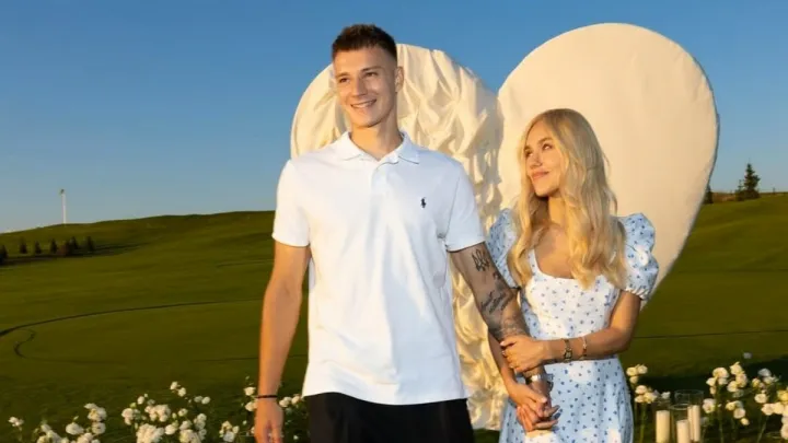 Найінтимніше довелося прикривати емодзі: наречена Бражка показала свої фото в акваріумі