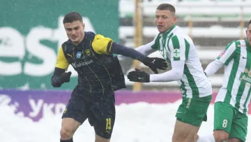 Юний вболівальник знайшов собі заняття на матчі Карпат і Металіста 1925: ось що робила дитина